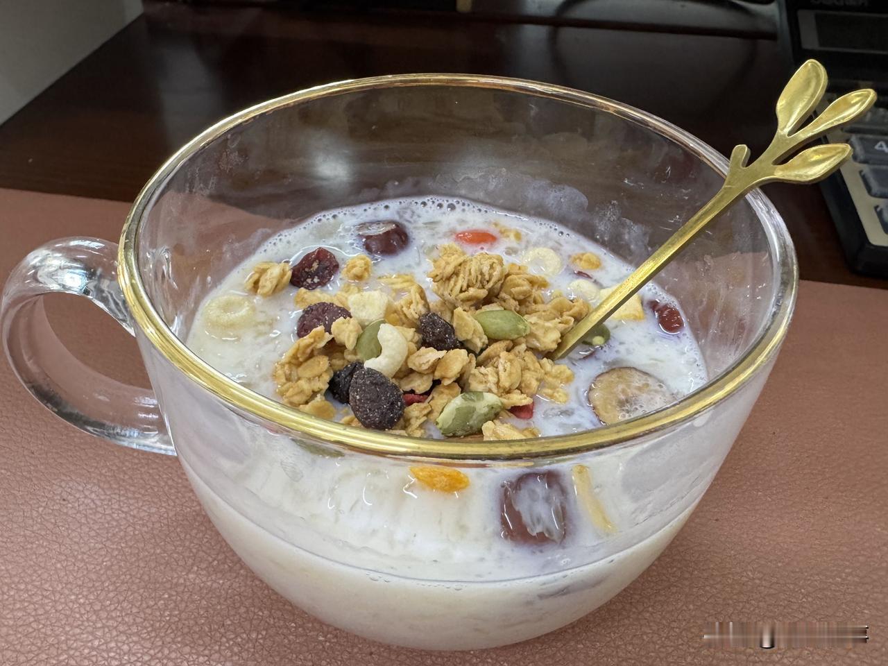 这碗“乱搭”早餐让我突然懂了生活的甜今天搞了杯超治愈的“杂烩早餐碗”——酸