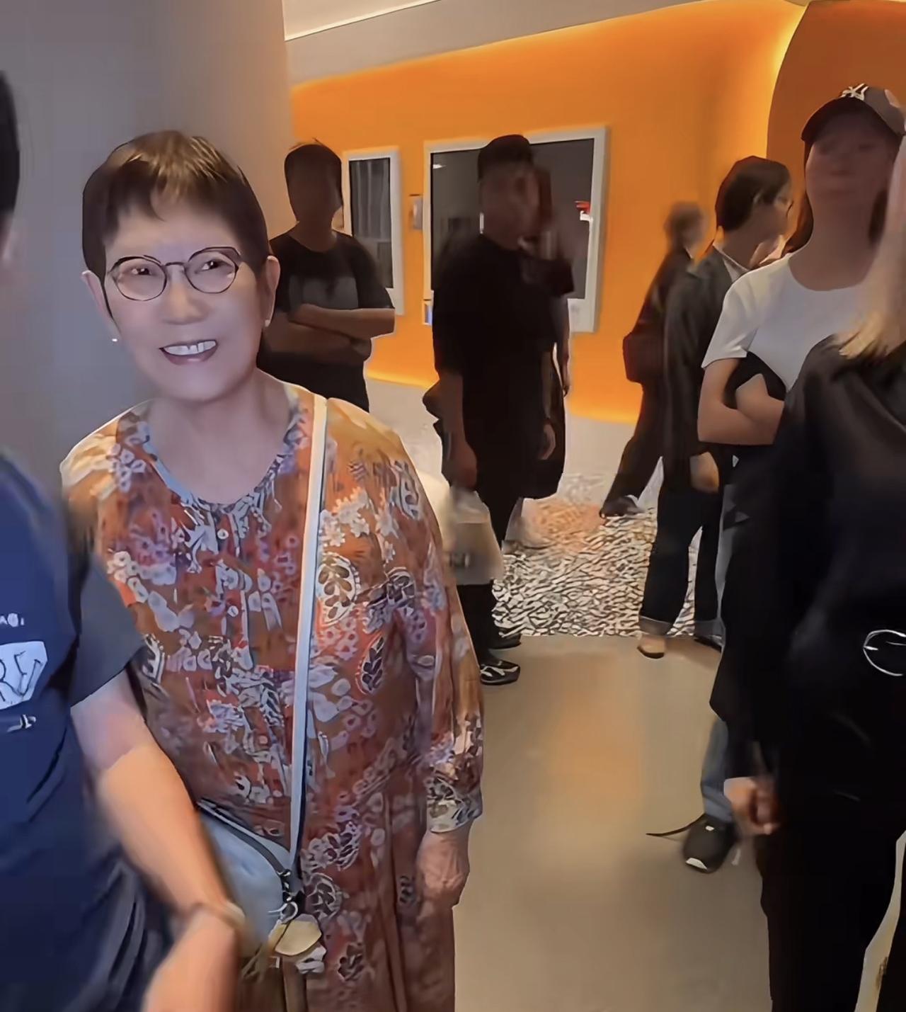 周星驰86岁老母亲现身，支持儿子电影首映，穿花裙子神采奕奕，看着比周星驰还年轻。