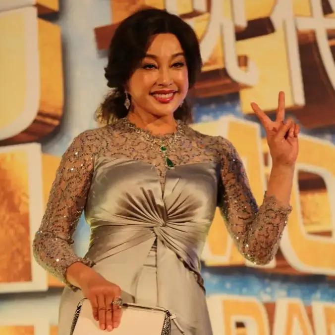 75岁刘晓庆离婚36年后，前夫现身庆典深深鞠躬，这体面和解太解气！娱乐圈离婚