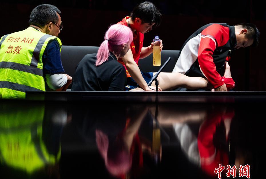 她脚踝肿着打完比赛，有人却忙着给对手编病历。你发现没有？最可怕的不是受伤，而