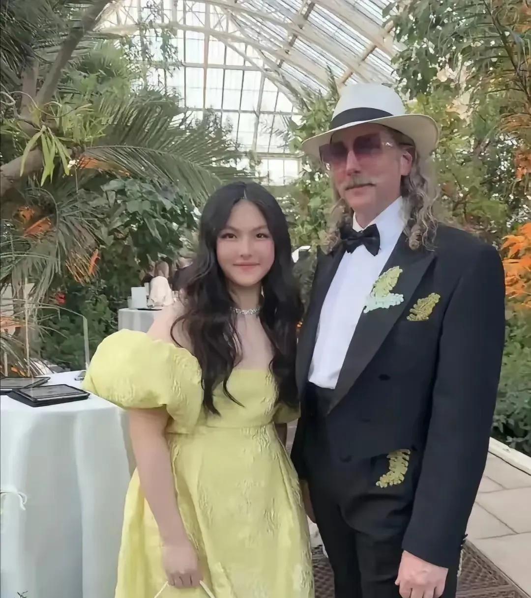 近期王诗龄和母亲李湘，一同出席了由卡米拉王后的弟弟马克·尚德创办的~~“大象家族