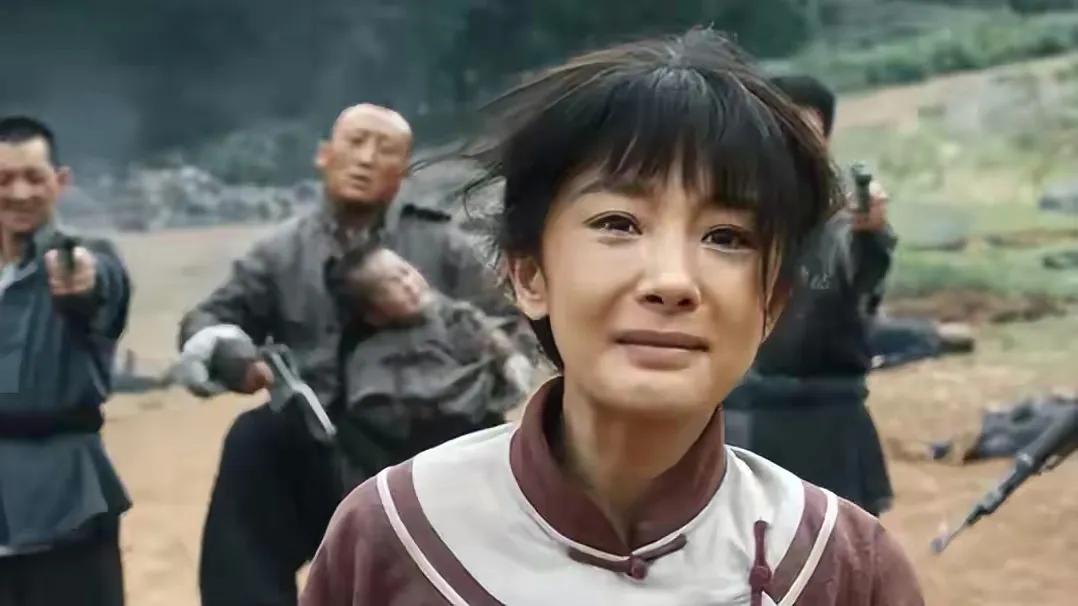 回顾《生万物》大结局时，封大脚是生产队长去参加抗洪抢险，下水堵决口，堤坝保住了