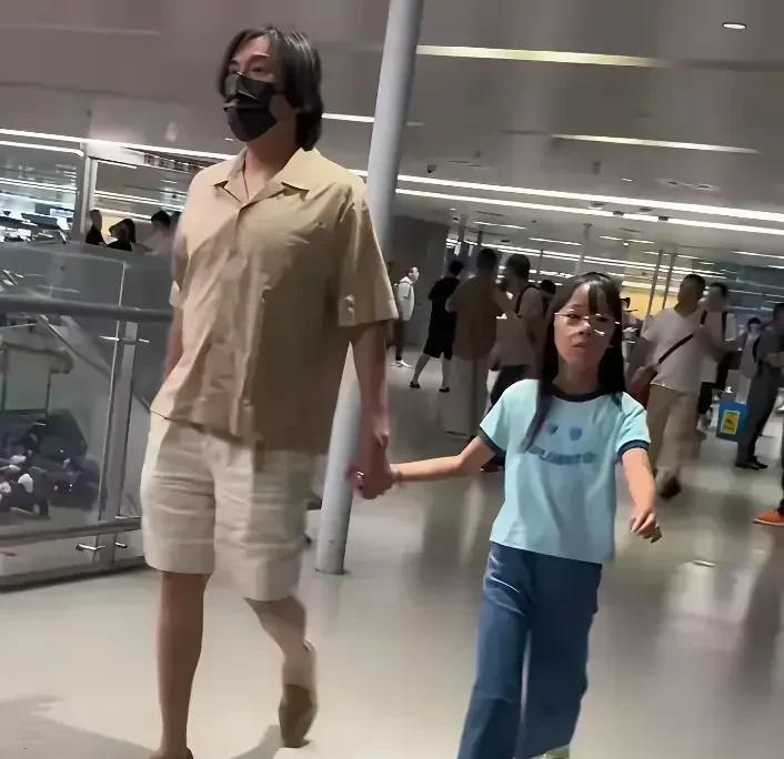 伊能静和秦昊女儿原来长这样，小米粒没有遗传妈妈的高颜值，而是遗传了爸爸的长相，就