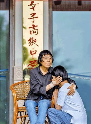 2009年，一位领导到华坪女高视察，发现学生们只能靠青菜果腹，课桌破旧到需要砖头