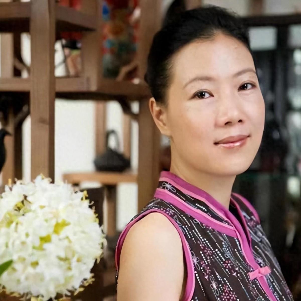 身价高达数亿元的财经女侠叶檀，年轻时坚持丁克，50岁患癌后坦言其实还是后悔了！