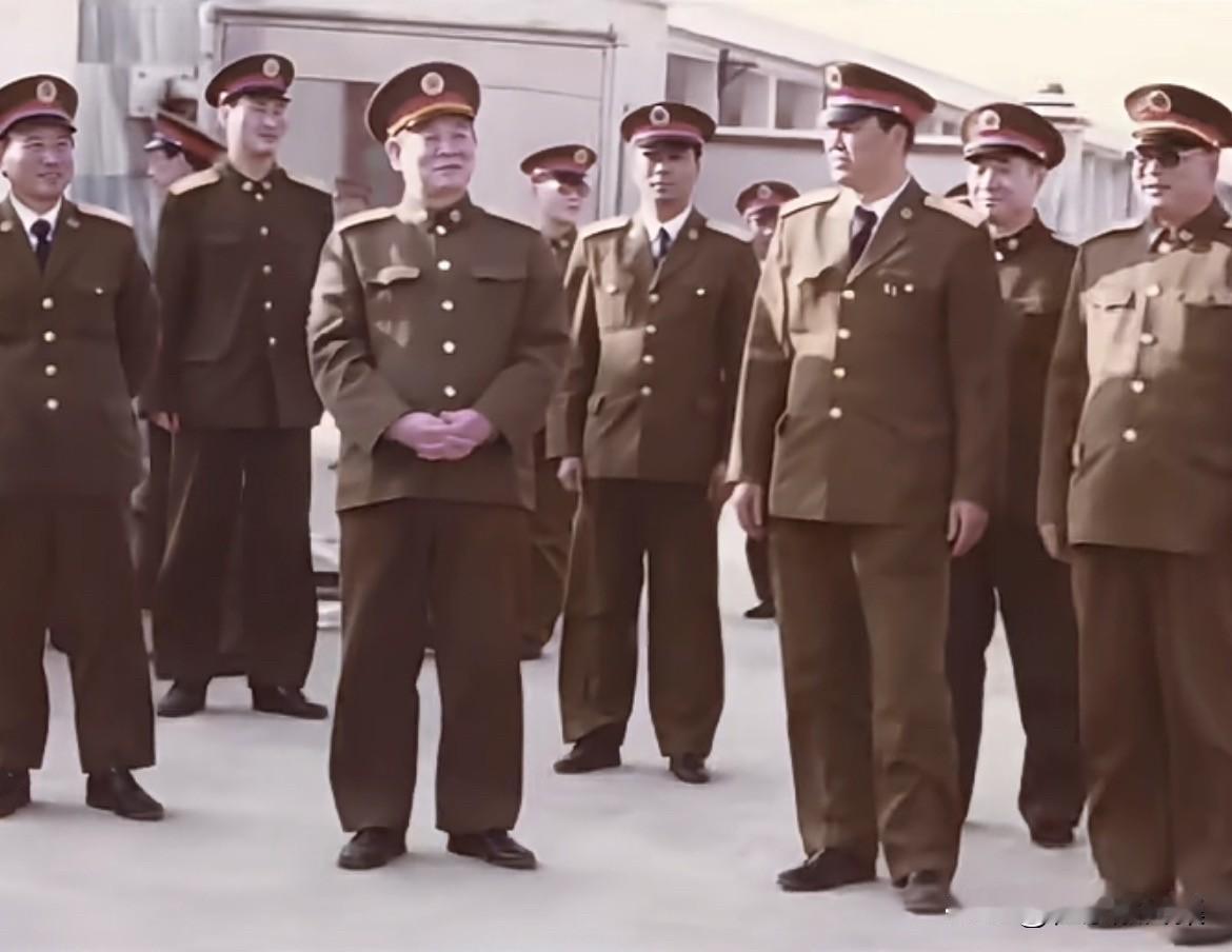 上世纪八十年代，总参副总长韩怀智和对越作战前指总指廖锡龙（成都军区副司令员）视察