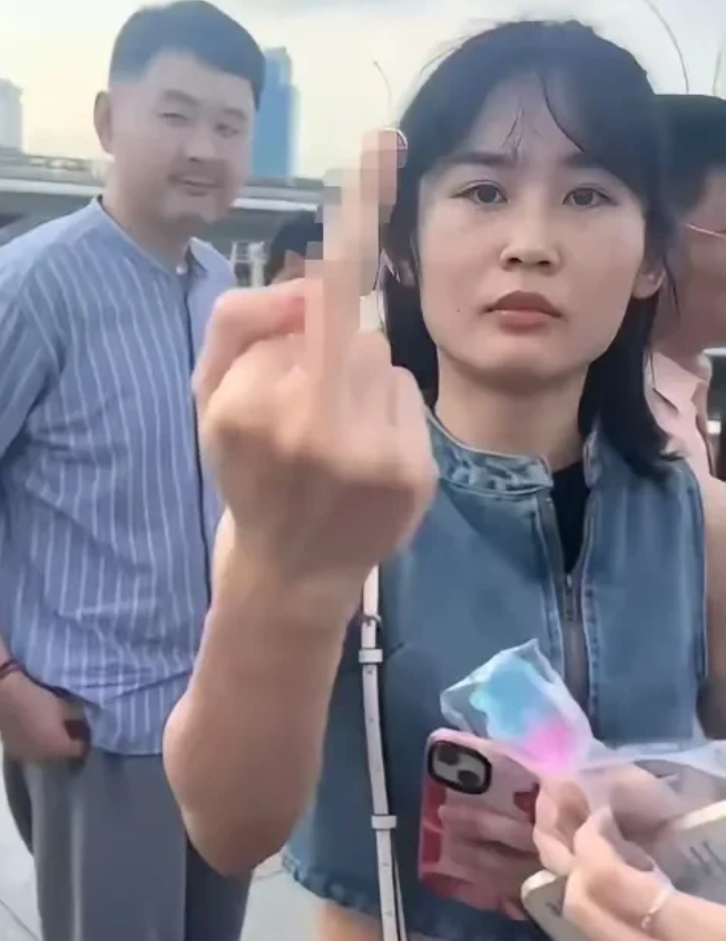 遇大陆游客爆粗，见美国人秒怂
