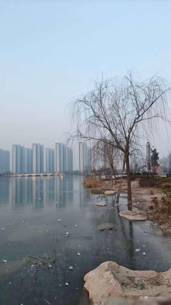 盯着那件1499元的波司登，我那只爱美的手居然破天荒地缩了回来。真想不通。十