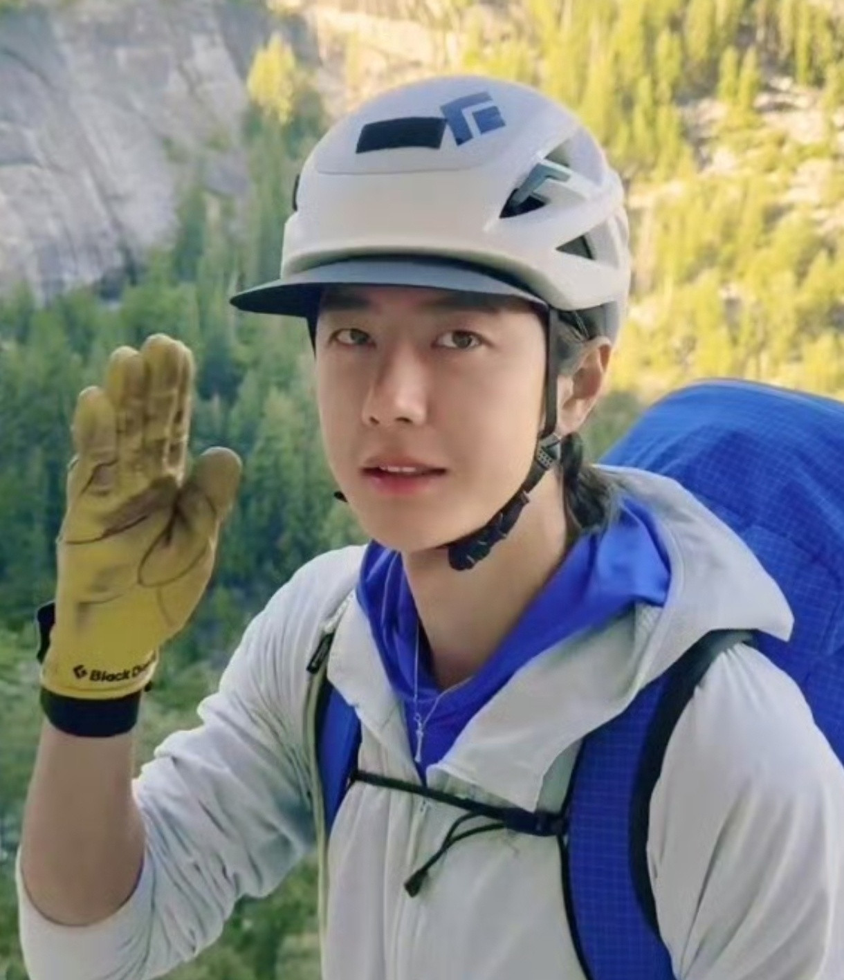 小狗戴着小骨头