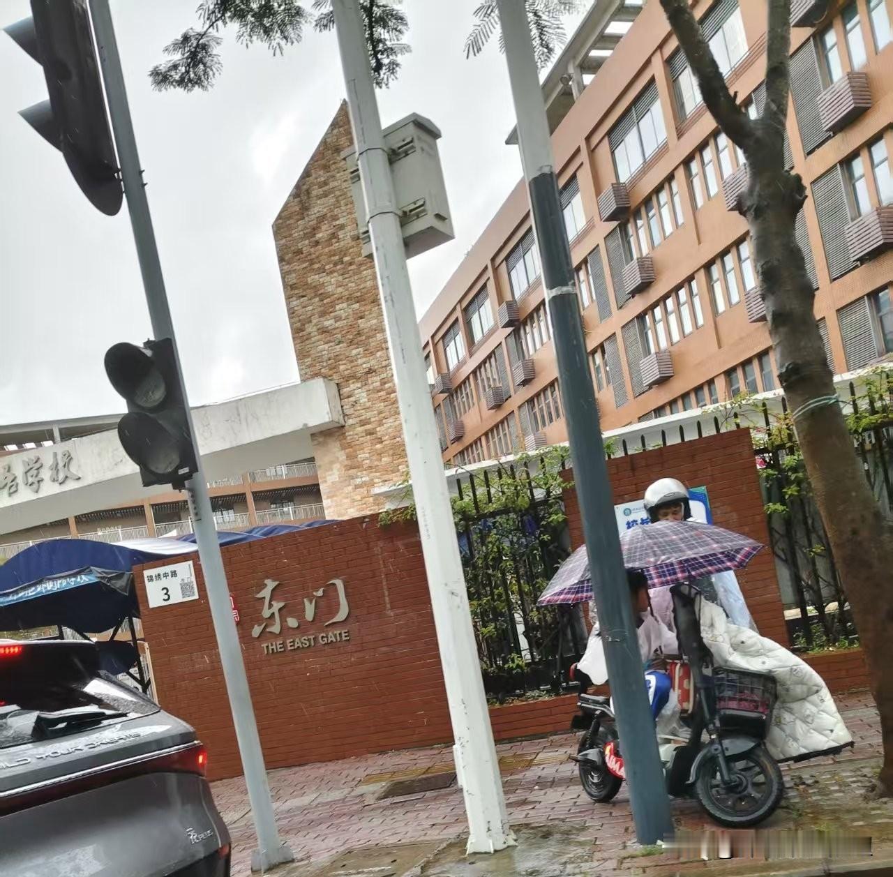 深圳一停课，就不下雨了。每次深圳都是这样吧，一下暴雨，到了红色预警，就要停课，
