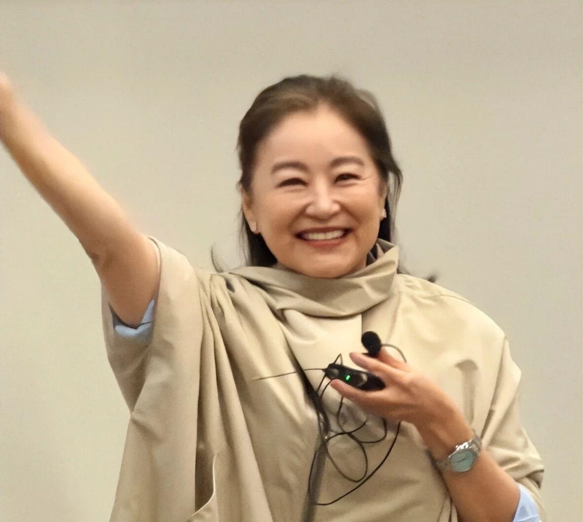 72岁的林青霞如此年轻不得不说，我看到林青霞这张照片时，被她的松驰感和年轻态感