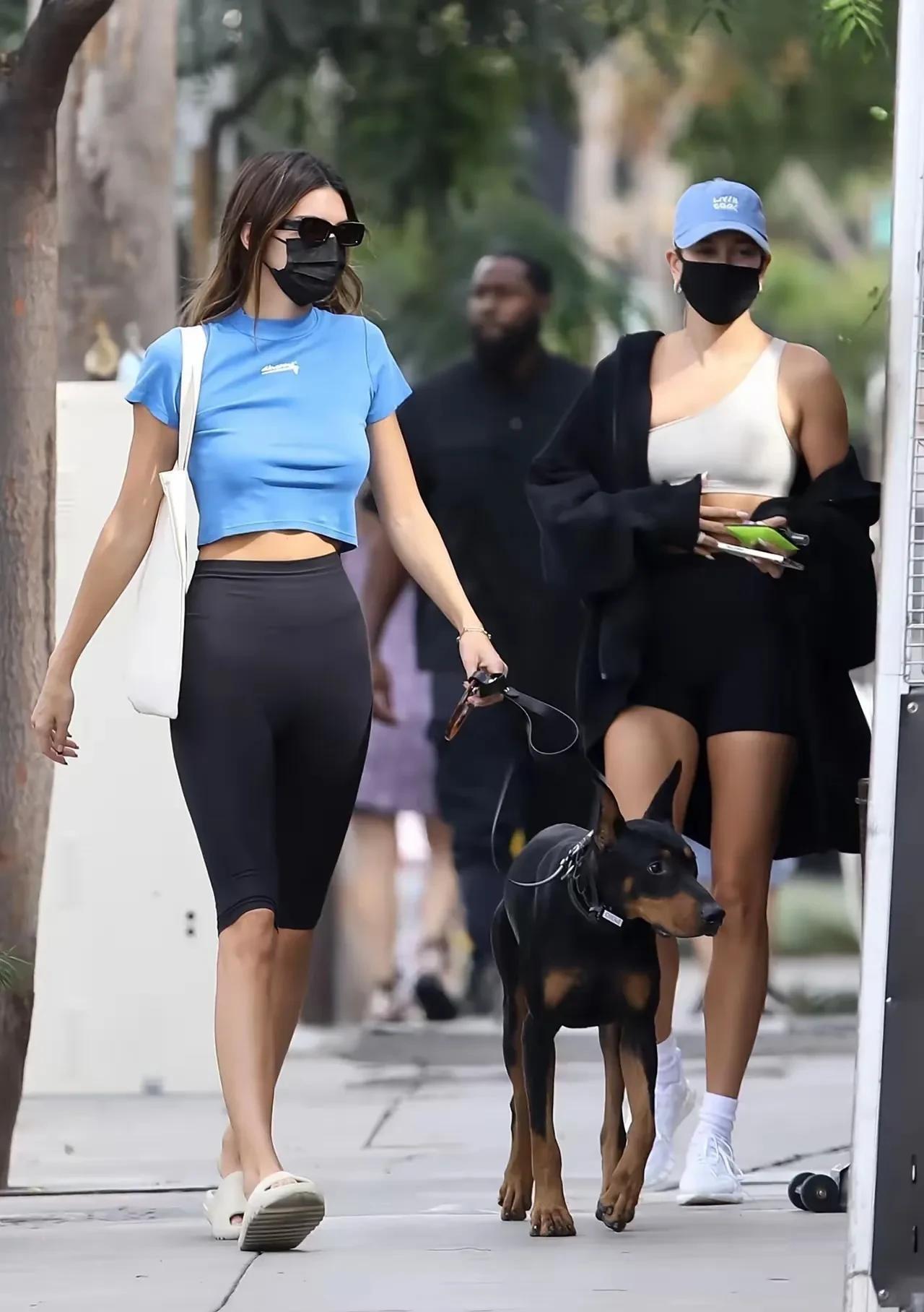 肯豆和海莉·比伯就这么出现在街角