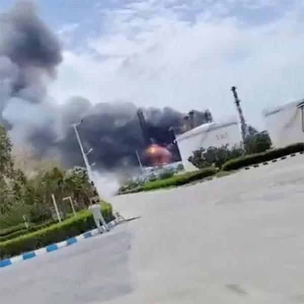 谁能想到，第一个敢直接炸伊朗本土炼油厂的国家，竟然是阿联酋？根据观察者网5月