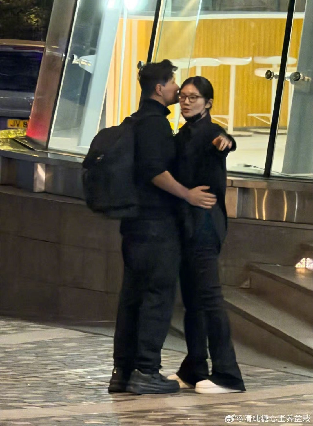 徐冬冬尹子维夜游香港被偶遇三次徐冬冬尹子维夜游香港被路人三连偶遇，私服出行超低调