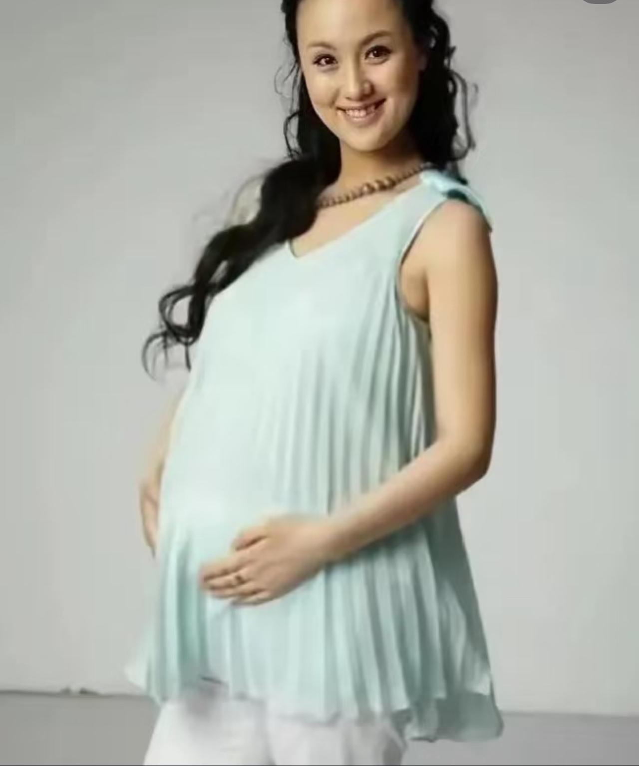 朱媛媛当年也拍了孕妇写真，看上去是那么的温柔富态，可以看出当时的她多么期盼孩子的