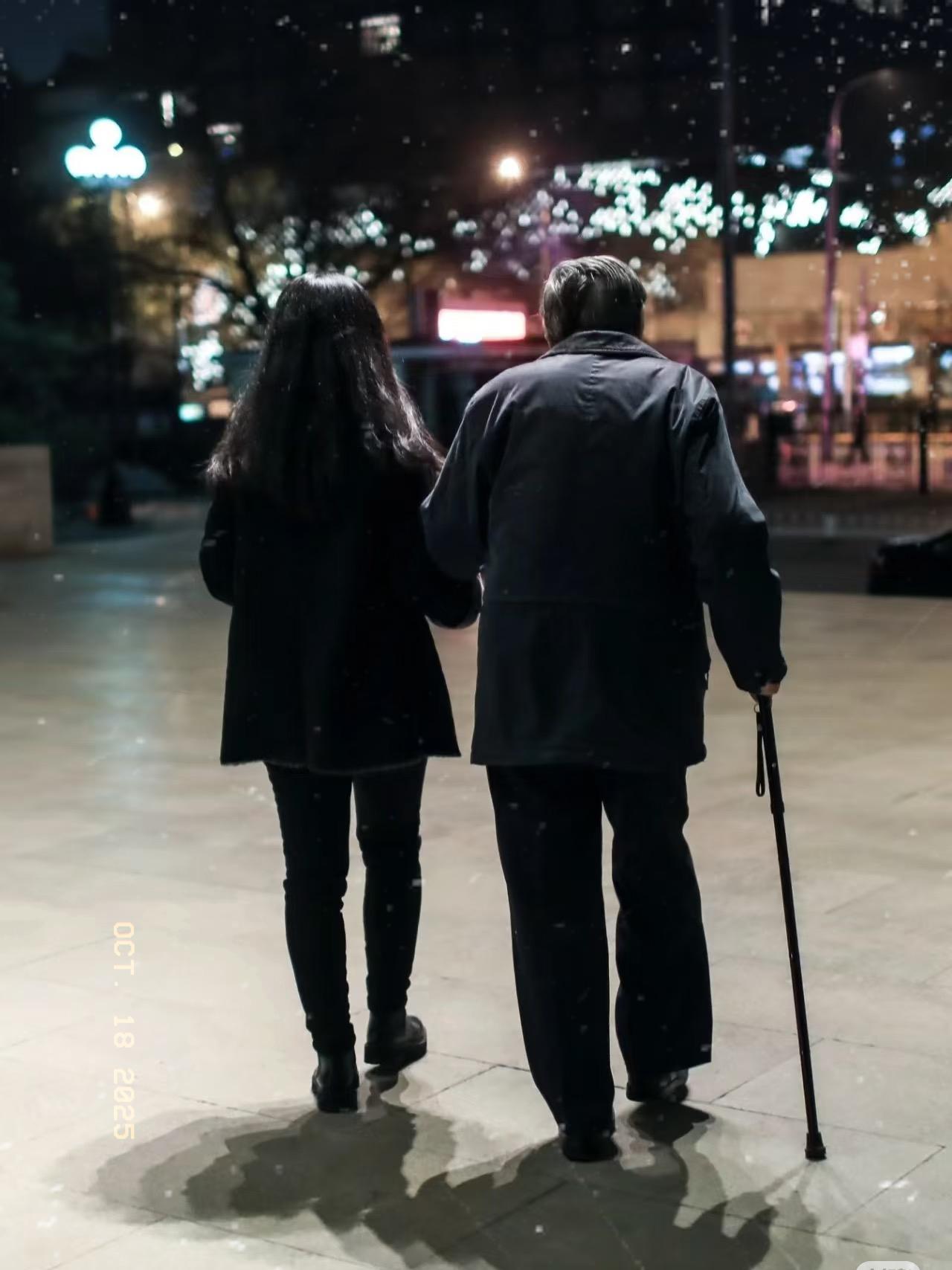 她用一个女人最珍贵的21年告诉我们，爱情从来与年龄无关，只与灵魂相连。当世界都