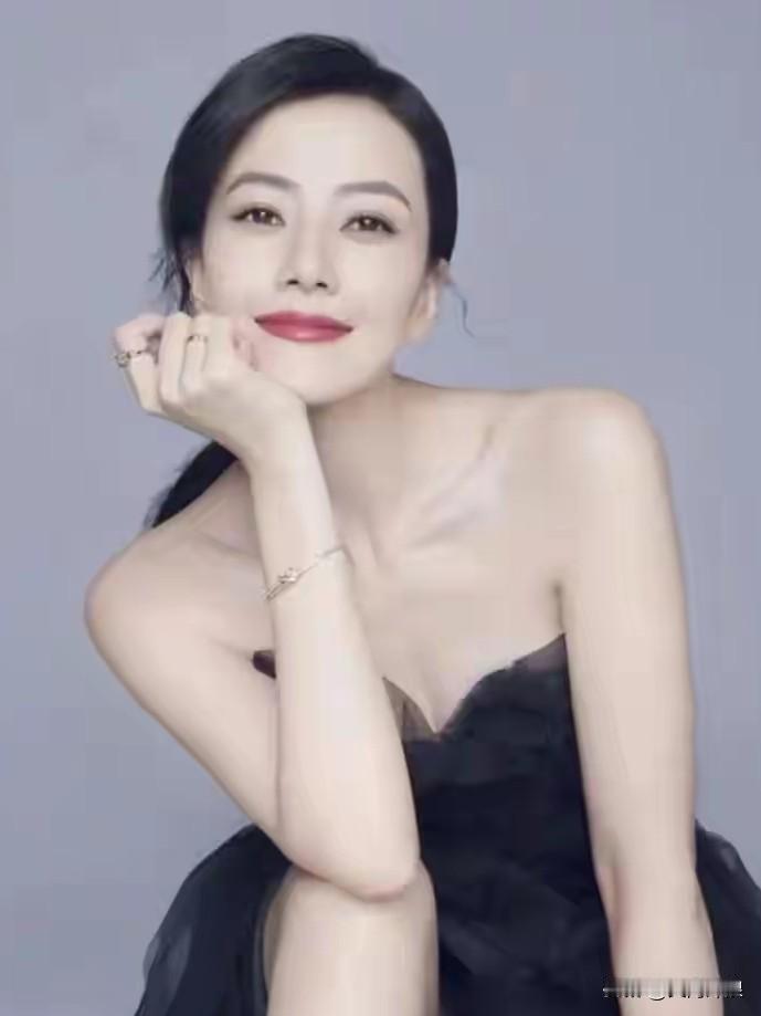 文艺评论家如此评价高圆圆！这位评论家说高圆圆静水流深颇有内涵水绕青山