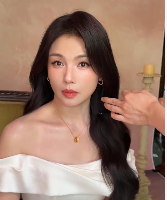 金鹤龙给刘涛化杏韵优雅大气妆杏韵温柔妆适配刘涛的成熟气质，金鹤龙妆造思路清晰，统