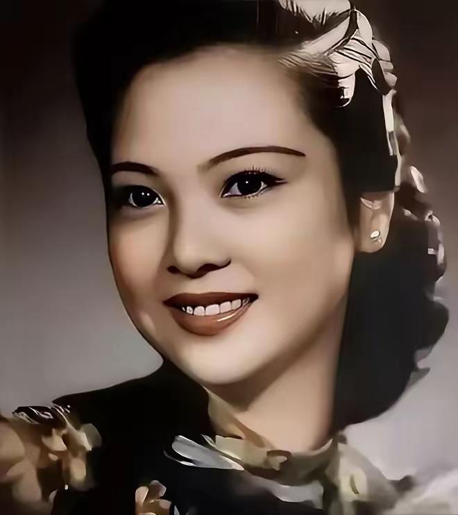 🌛1938年，41岁戴笠借口加班，把秘书余淑衡，带到了卧房。戴笠递给她一杯