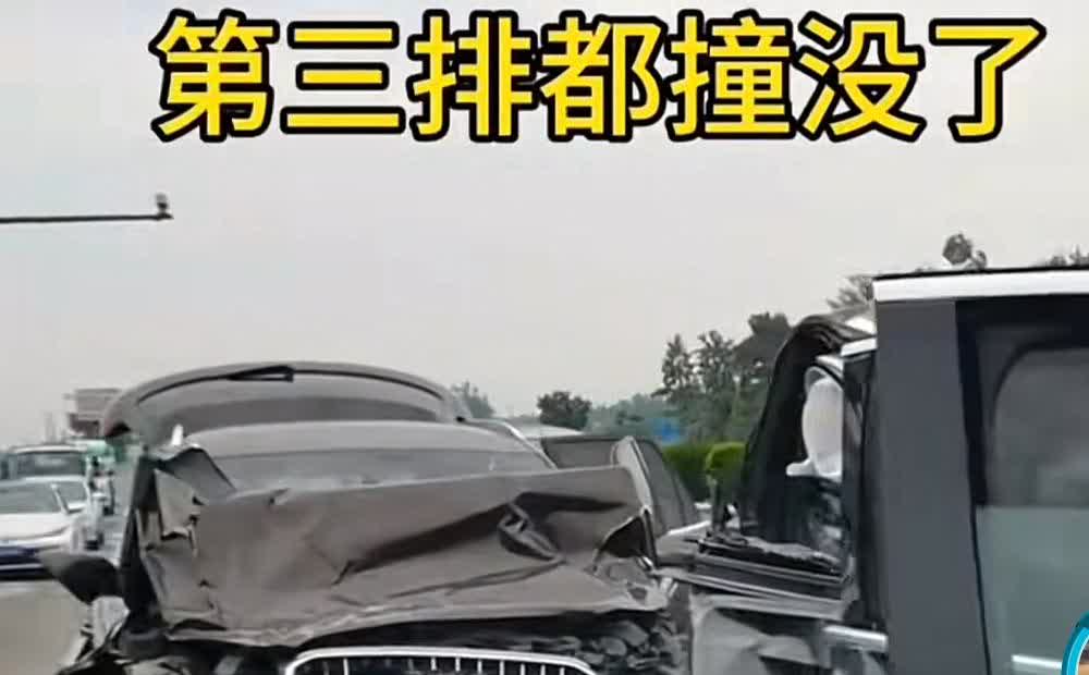 MPV的屁股太脆了，纸糊的一样，就这防撞梁，他能挡住啥呀……奇怪的是它几乎月