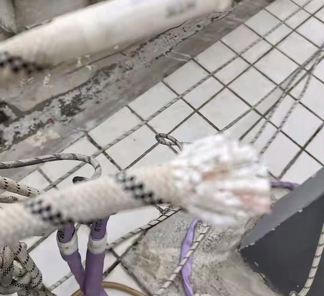 在越南被区别对待，经历简直离谱！中国游客处处被坑：海关故意拖延，司机拒找零还甩脸