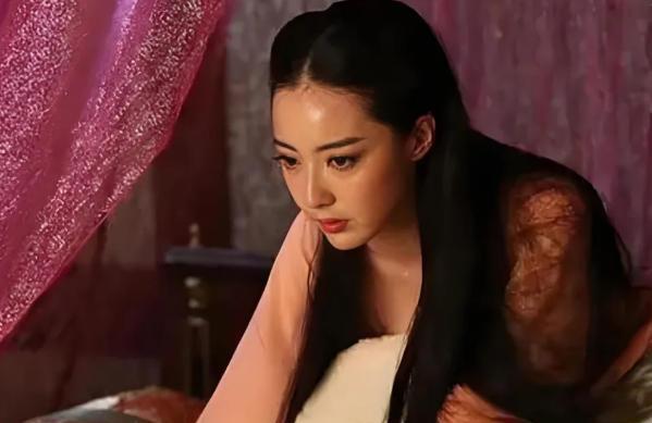 310年，汉国皇帝刘渊刚死，他的儿子刘聪就迫不及待闯入皇后寝宫，一把抱紧年轻貌美