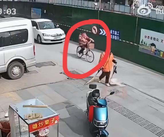 这又是一起典型的无接触事故，老太骑自行车在前面走，后面跟着一辆白色的小车。白色小