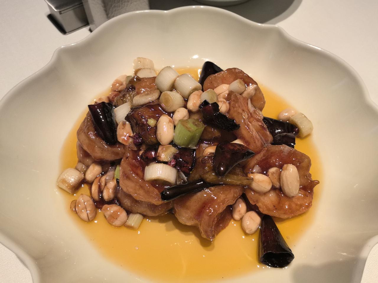 成都天府掌柜，改良川菜，菜品精致，环境优雅。两荤两素一点心，三人消费370元，