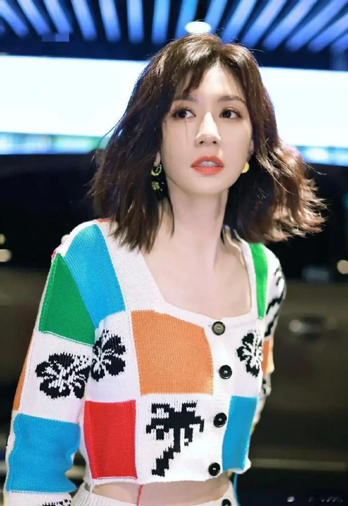 这是50岁的贾静雯吗？这发量和身材好生让人羡慕啊～​​​​