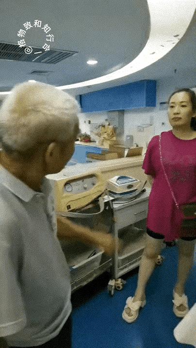 老头老伴住院，前儿媳红衣女子来医院看望前婆婆，给了500的慰问金，老头娴弃前儿媳