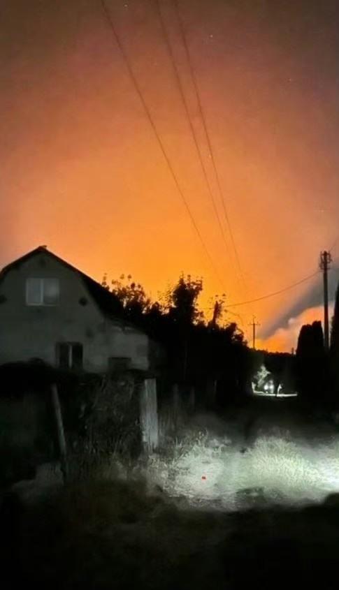 乌克兰民众拍摄到基辅地区的火车发生爆炸，当时俄军并没有进行空袭，应该是运载的弹药
