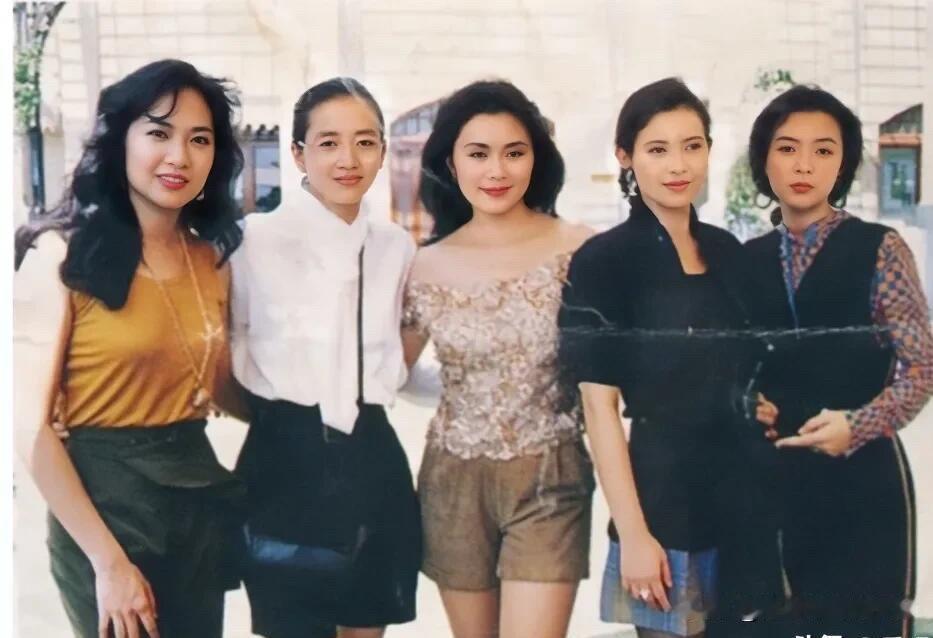 这是90年代的一张珍贵合影，照片里的女明星能认出3位的，你就是顶级的老影迷。长相