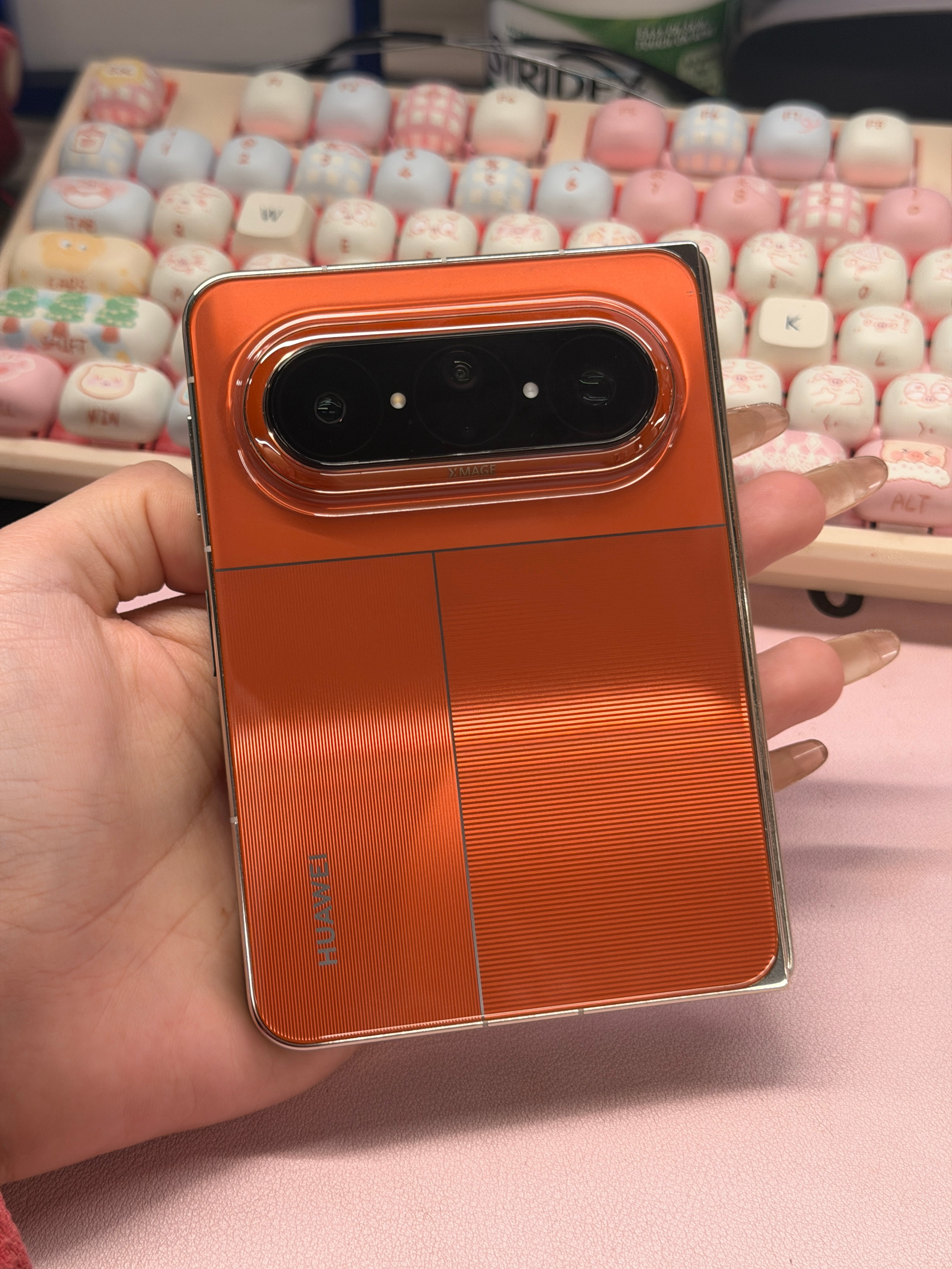 1万买华为折叠还是iPhone这还要考虑多久？是PuraXMax一万块能