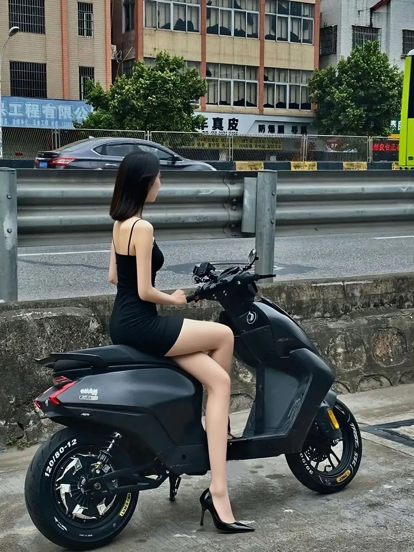 穿着高跟鞋骑车安全吗？