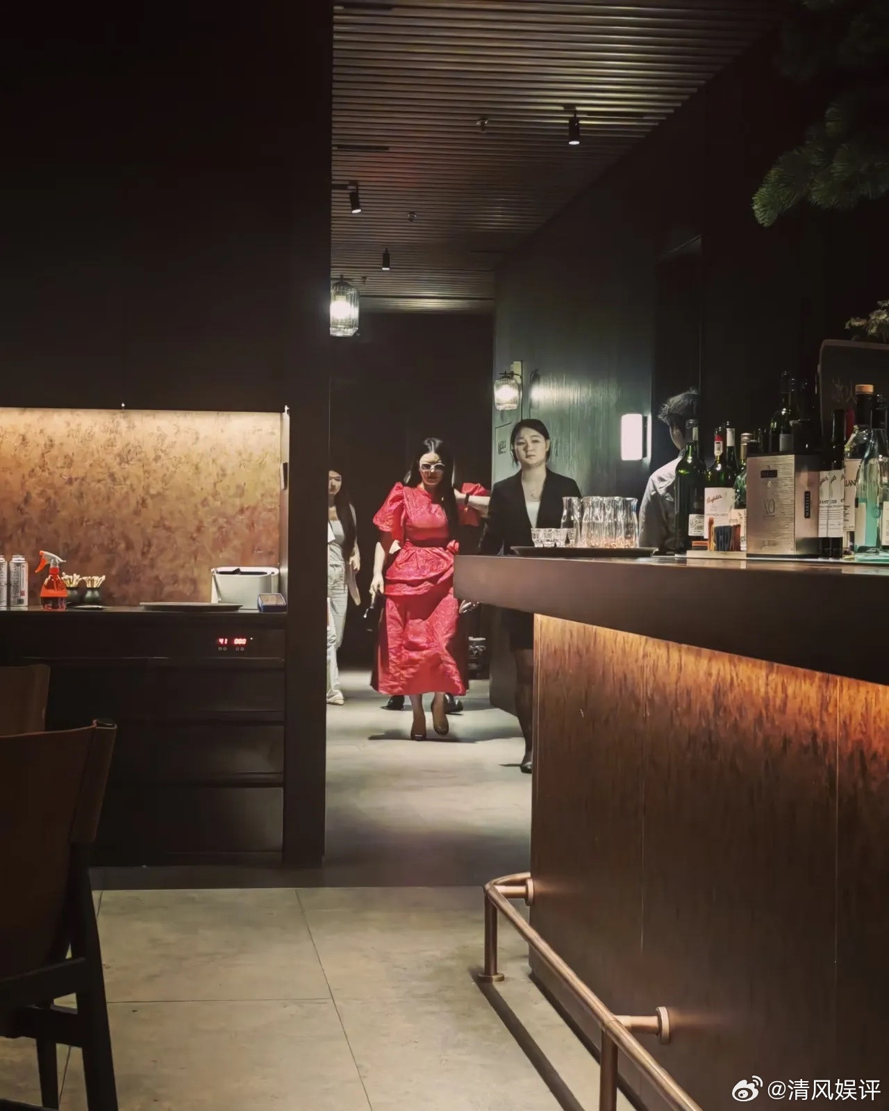 1.李湘私下跟小男友吵架的时候很少避开女儿，她女儿见惯了她强势的一面，现在对待身