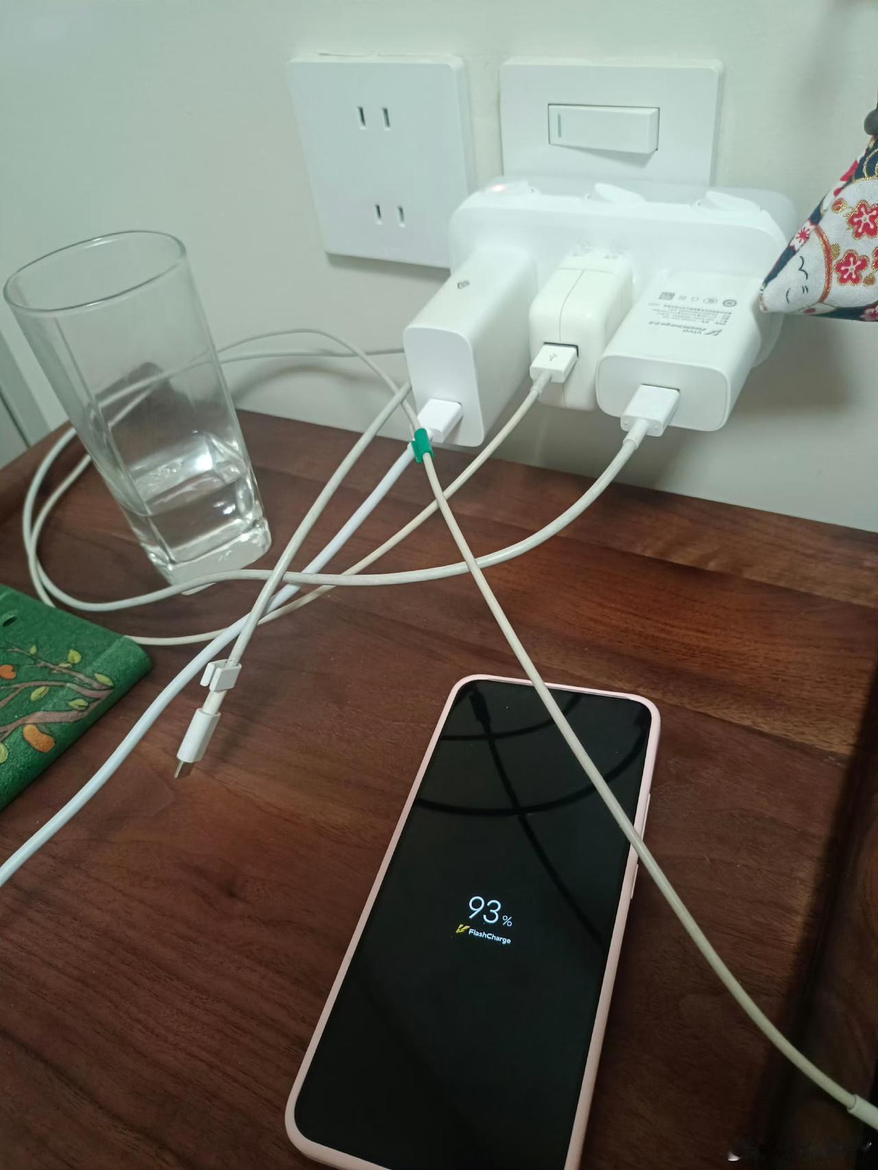 手机充电器一直插着不拔，真的太危险了！很多人为了充电方便，就把充电器长期插在插座