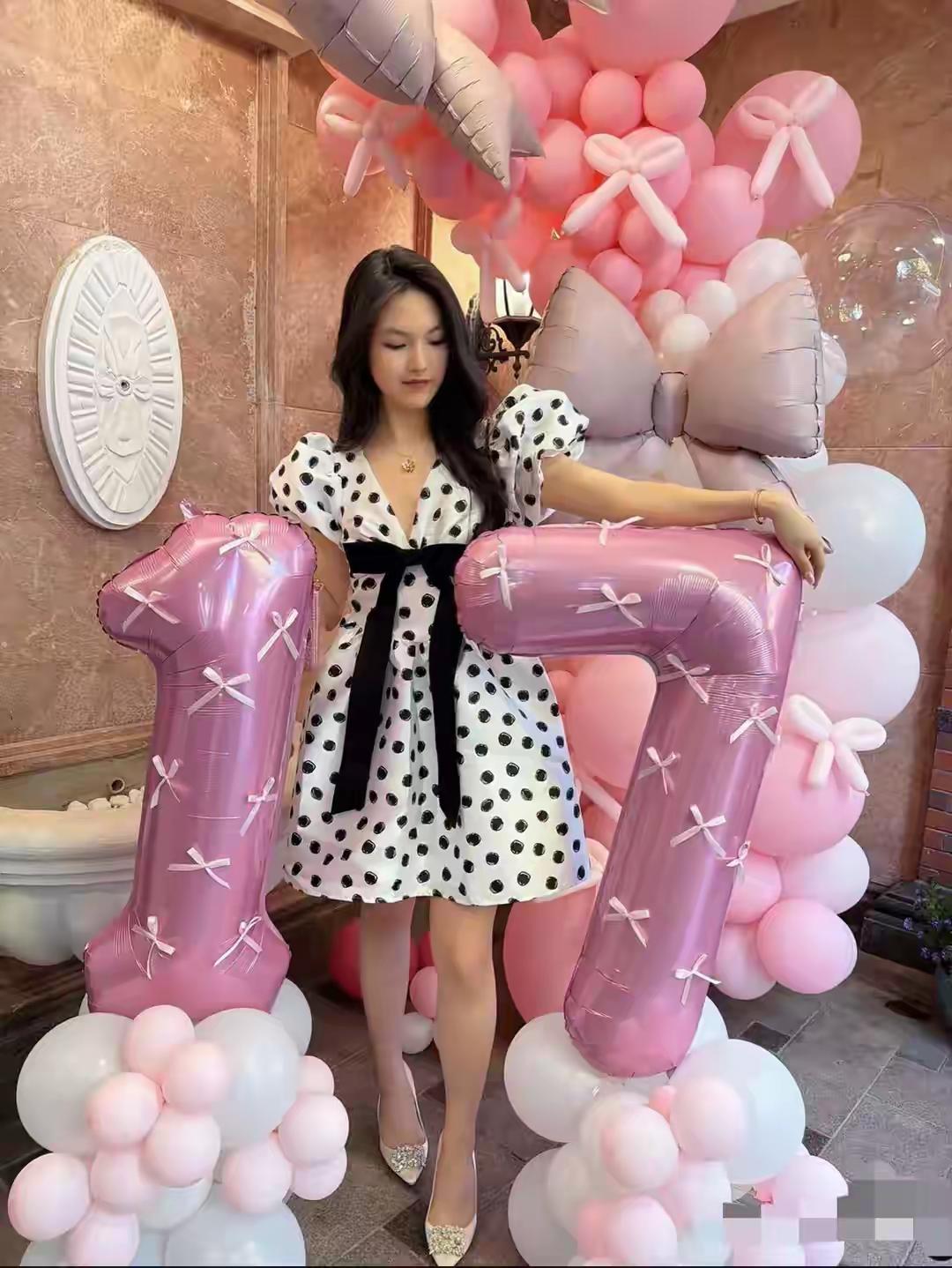 王诗龄真是女大十八变，越变越好看！久违露面的王诗龄迎来17岁生日，穿波点连衣裙