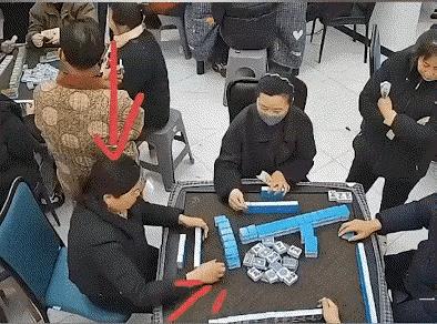 十赌九诈，麻将馆女子出老千被人抓现场。仔细看，黑衣女子和带口罩的系同伙，第一把的