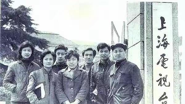 1983年，年轻的罗京在上海电视台实习期间留下珍贵合影。照片中这位后来成为央视著