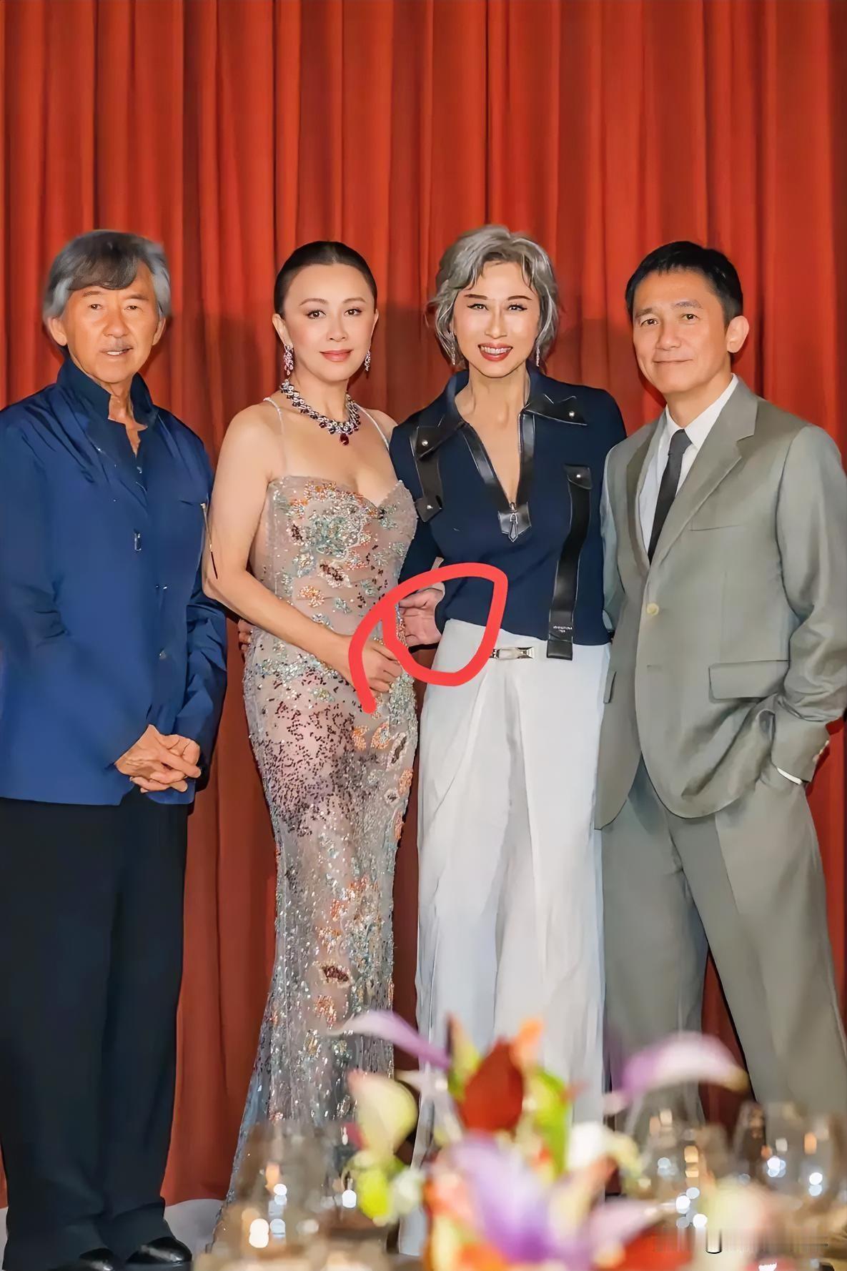 下面是梁朝伟夫妇与林子祥夫妇的罕见同框。这两位夫妇可谓是香港大名鼎鼎的人物，当