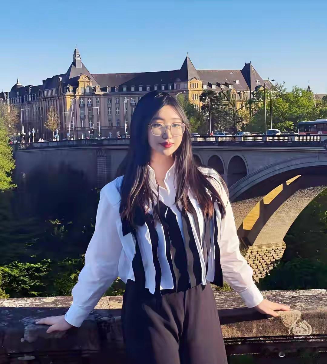 这是聂卫平和第三任妻子所生的女儿，长得真的挺漂亮的。这是父亲去世以后，小姑娘