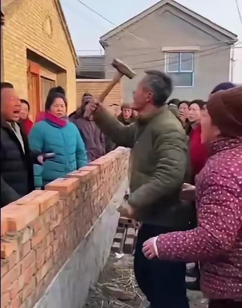 襄阳农村自建房：卖给别人宅基地，买家违约盖五层出租，老汉气得寻村委会调解！