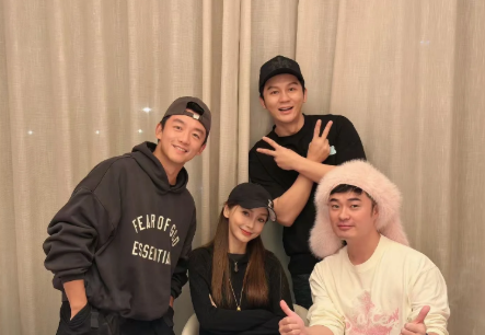 初代跑男再次相聚，李晨发合照，Angelababy脸部浮肿，郑恺眼睛疲惫，陈赫太