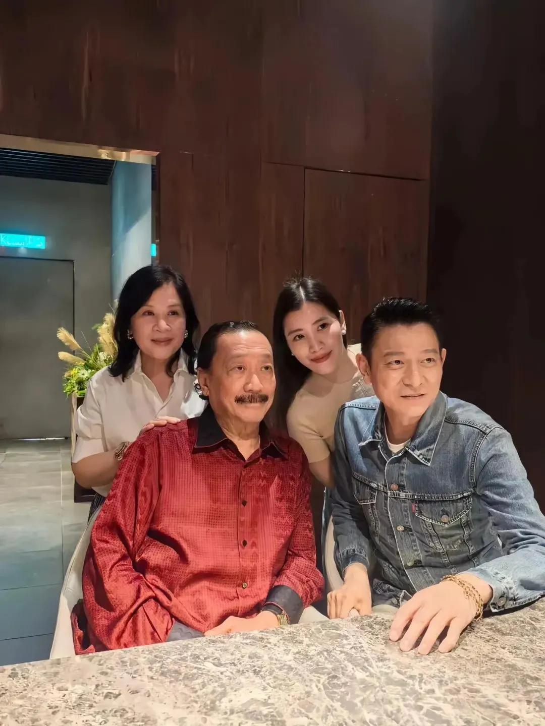 哇塞！64岁的刘德华近日带着老婆朱丽倩回老家探亲啦，我都不知道他老婆是马来西亚