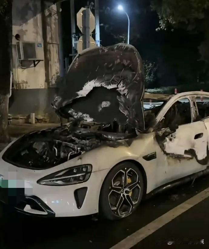 小米SU7起火，都怪电驴？小米SU7自己的电池没事，车上装的电动自行车电池烧起