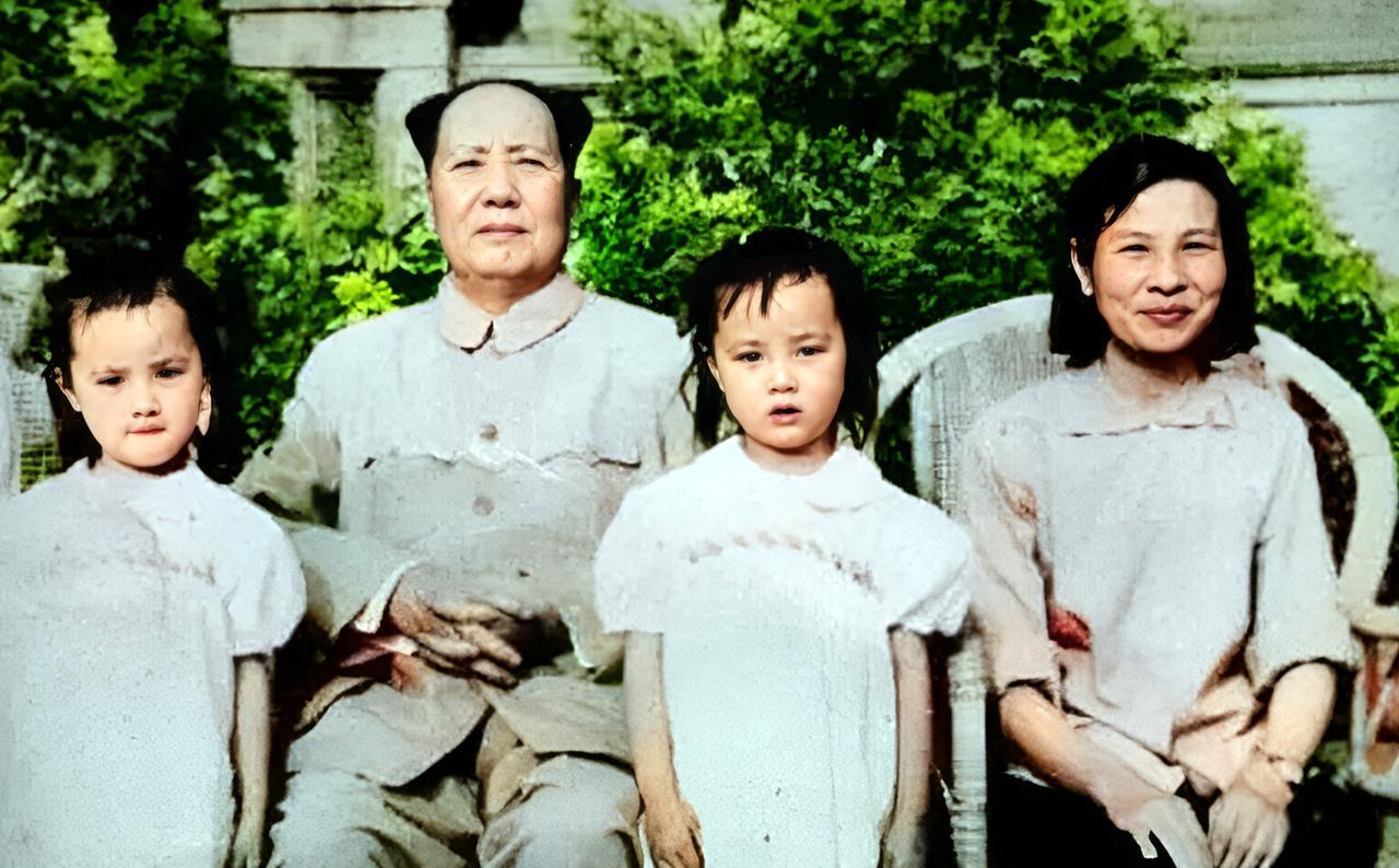 这是1958年毛主席与一位女士还有两个孩子合影。这位女士的身份不一般。这位女士名