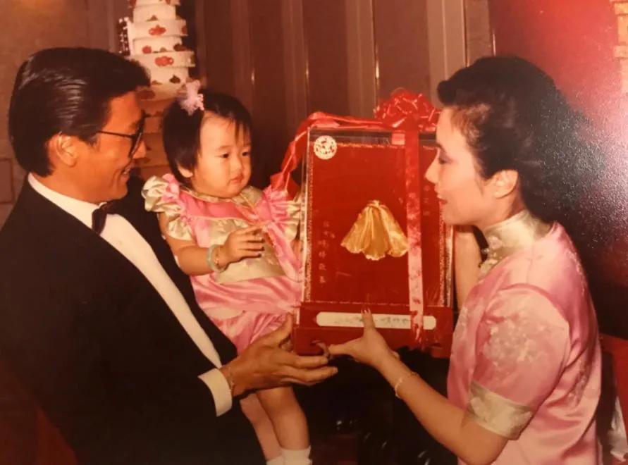 1983年9月7日，汪明荃与谢婷婷举办上契仪式，现场送出大金器。当天是谢婷婷1