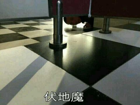 这个趴在女厕所下面偷窥的人是谁? 吓坏宝宝了好吗!