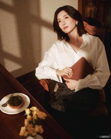 江疏影40岁知性美人江疏影40岁生日光影大片四十岁自有别样风采，江疏影40岁