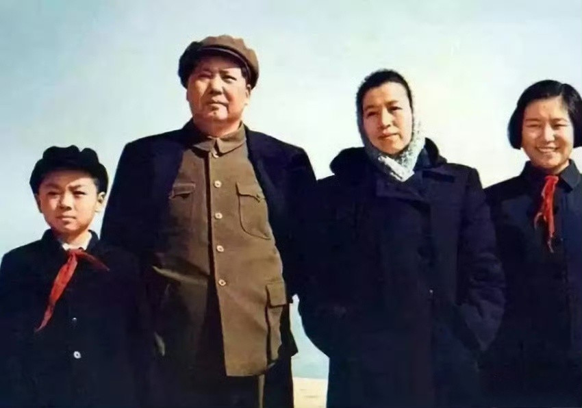 珍贵老照片:毛主席和李进同志！